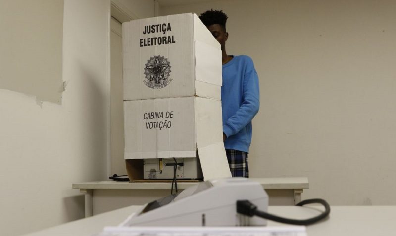 Eleitor em cabina de votação