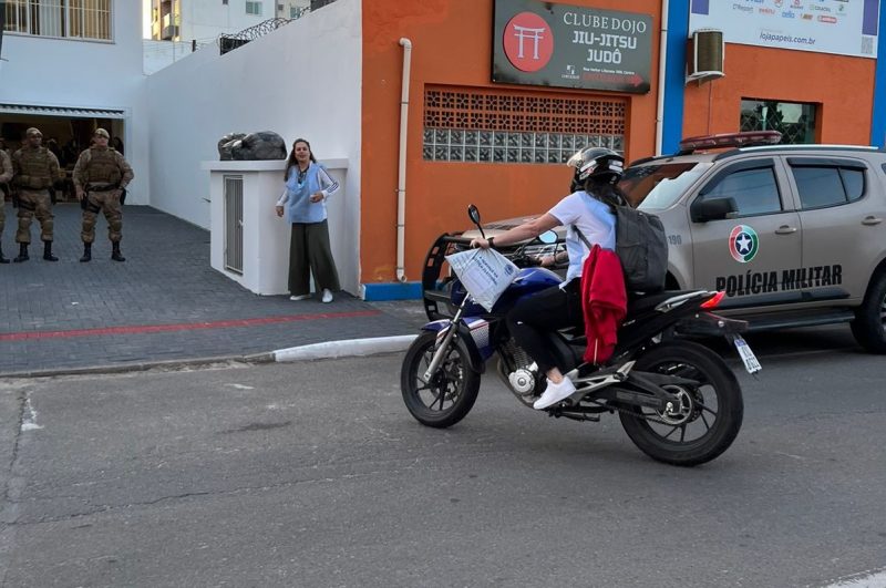 M&iacute;dias come&ccedil;aram a chegar ao Cart&oacute;rio Eleitoral de Itaja&iacute; por volta das 17h30 – Foto: Amanda Zopelaro/NDTV
