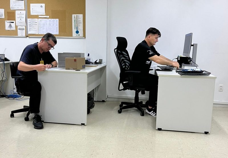 Uma hora e meia depois do fim da vota&ccedil;&atilde;o, m&iacute;dias come&ccedil;am a ser registradas – Foto: Amanda Zopelaro/NDTV