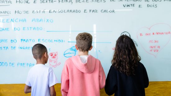 Aprendendo o português: estudantes estrangeiros participam de aulas no contraturno
