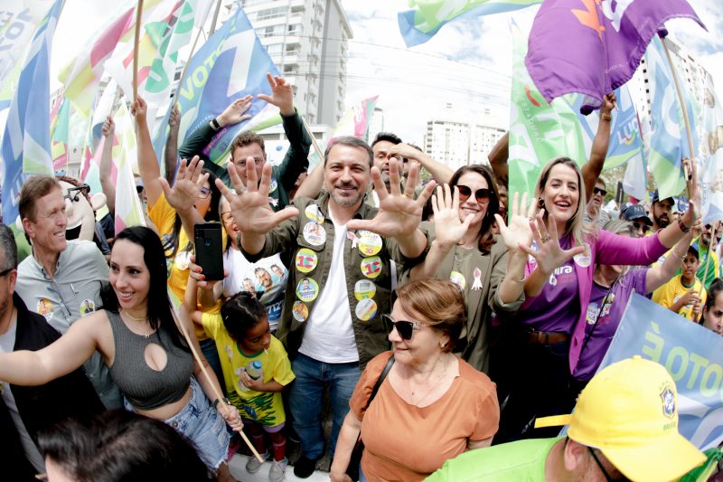 Candidato Carlos Mois&eacute;s em Tubar&atilde;o na manh&atilde; deste s&aacute;bado – Foto: Divulga&ccedil;&atilde;o