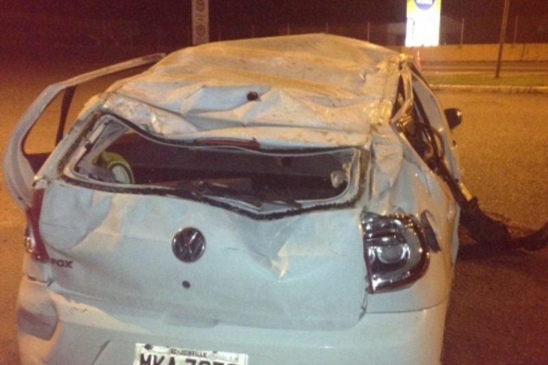 Carro ficou parcialmente destru&iacute;do ap&oacute;s o acidente – Foto: Divulga&ccedil;&atilde;o/ND