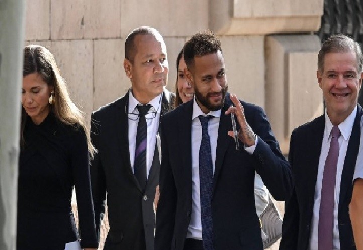 Neymar said during the trial that he signed the documents that his father presented to him.  – Photo: JOSEP LAGO/AFP
