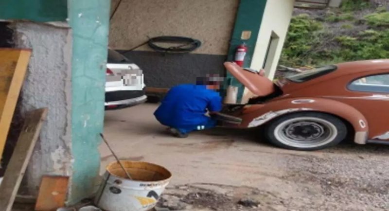 Em foto, ve&iacute;culo de terceiro estaria sendo reparado na oficina da secretaria – Foto: Reprodu&ccedil;&atilde;o/Internet