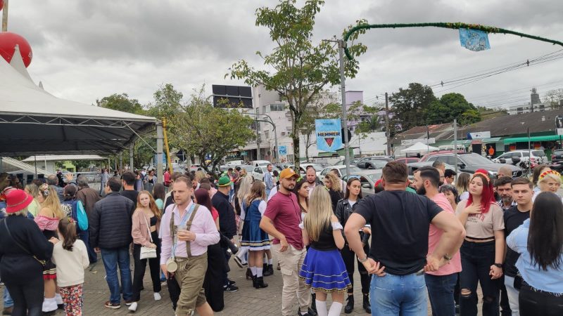 Oktoberfest encerra venda de ingressos para este s&aacute;bado (15) – Foto: Stev&atilde;o Limana/NDTV Blumenau