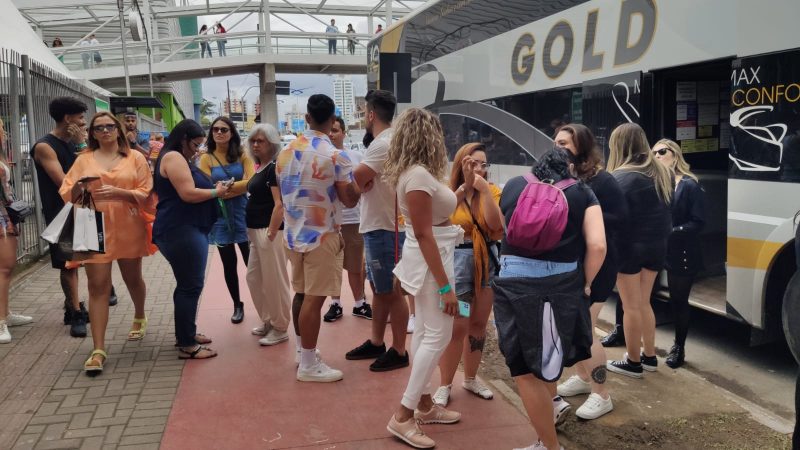 Grupo com 40 turistas &eacute; barrado na entrada da Oktoberfest – Foto: Stev&atilde;o Limana/NDTV Blumenau