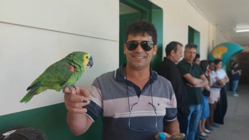Eleitor de Santa Catarina levou papagaio para acompanhar na fila de vota&ccedil;&atilde;o – Foto: Fabr&iacute;cio J&uacute;nior/Portal Litoral Sul/Reprodu&ccedil;&atilde;o/ND