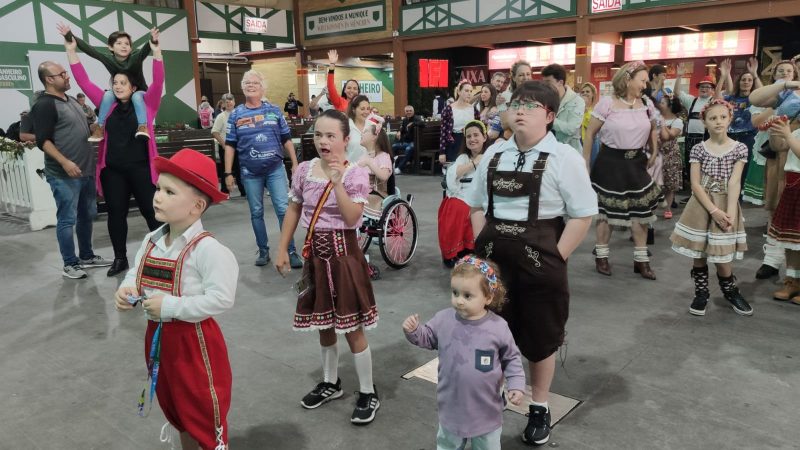 Festa para todos: atletas do paradesporto de Blumenau aproveitam a Oktoberfest – Foto: St&ecirc;v&atilde;o Limana/NDTV Record TV