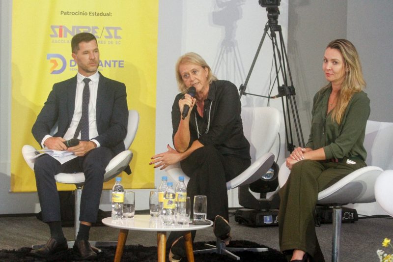 O jornalista da NDTV, Paulo Mueller, foi o mestre de cerim&ocirc;nias do workshop, que teve tamb&eacute;m as participa&ccedil;&otilde;es de Jane Balbinotti, da Abav, e Juliana Mota, da Abrasel – Foto: Leo Munhoz/ND