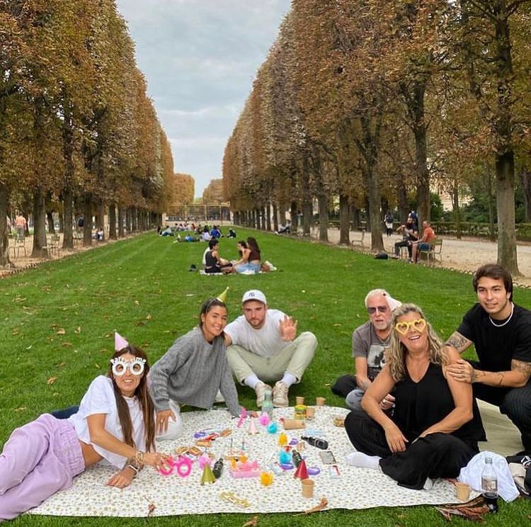 Brunch no Jardim de Luxemburgo para comemorar o anivers&aacute;rio da Maria C&atilde;ndida, a ca&ccedil;ula que mora em Paris,&nbsp; e depois por do sol no Rio Sena &eacute; programa que qualquer um pode fazer. E l&aacute; eles fazem – Foto: Arquivo pessoal/Cedido/ND