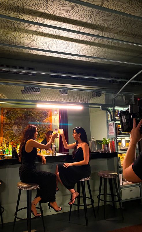 Shay Mitchell e Camila Coutinho gravando no Cit&eacute; rooftop, – Foto: Divulga&ccedil;&atilde;o