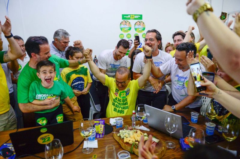 Jorginho celebra com assessores e familiares – Foto: Divulga&ccedil;&atilde;o