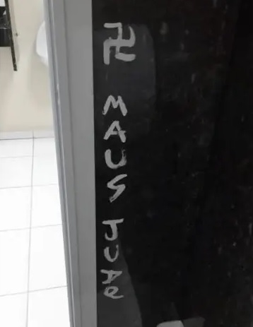 Picha&ccedil;&atilde;o possui su&aacute;stica e ofensa ao povo judeu – Foto: Internet/Reprodu&ccedil;&atilde;o