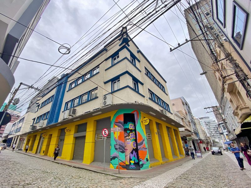 Danka Umbert fez arte na esquina das ruas Jo&atilde;o Pinto e Saldanha Marinho, no Centro Hist&oacute;rico de Florian&oacute;polis – Foto: Divulga&ccedil;&atilde;o Street Art Tour/Divulga&ccedil;&atilde;o/ND
