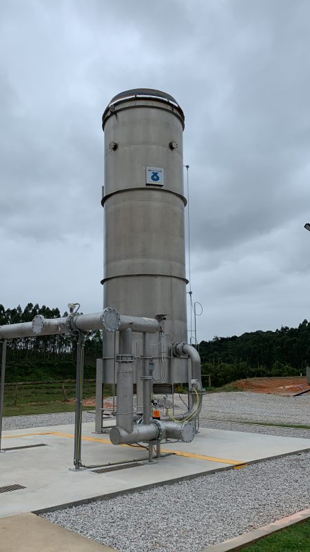 Com suas tr&ecirc;s atividades complementares, a Veolia contribui para a preserva&ccedil;&atilde;o, renova&ccedil;&atilde;o e o desenvolvimento do acesso aos recursos dispon&iacute;veis – Foto: Planta de capta&ccedil;&atilde;o e queima do biog&aacute;s no CGR Brusque