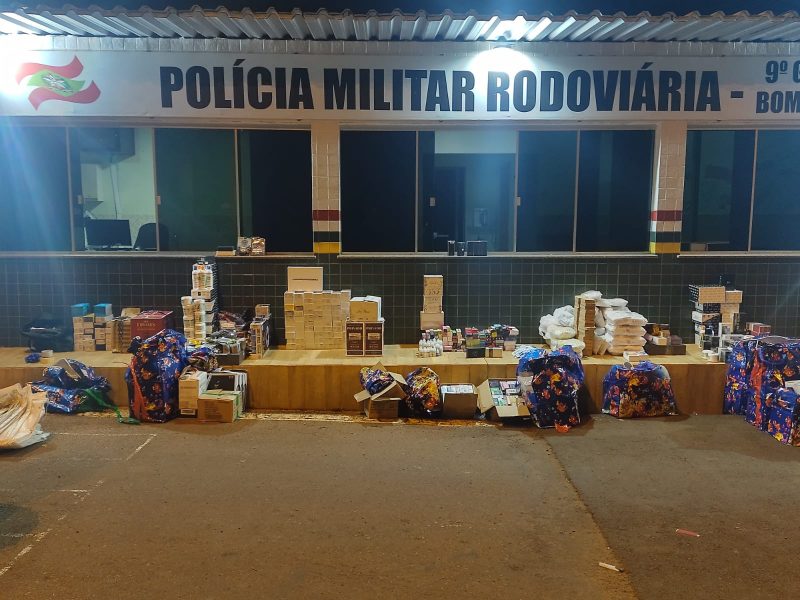 A PMRv encontrou nas bagagens produtos eletr&ocirc;nicos, cigarros eletr&ocirc;nicos e perfumes. &mdash; Foto: PMRv/Reprodu&ccedil;&atilde;o/ND