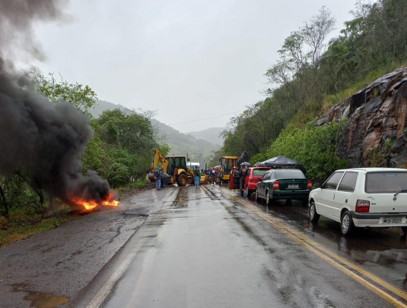 Rodovia do lado do Rio Grande do Sul est&aacute; bloqueada. – Foto: PMRv/Divulga&ccedil;&atilde;o/ND