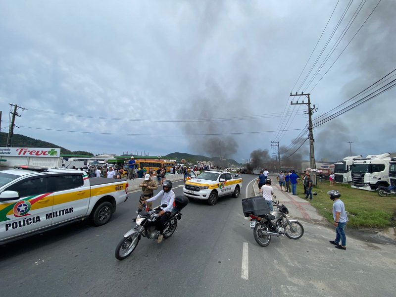 Bloqueios na SC 412, km 01, em Itajaí de manifestantes nas rodovias após eleições – Foto: Divulgação/PMRV/ND