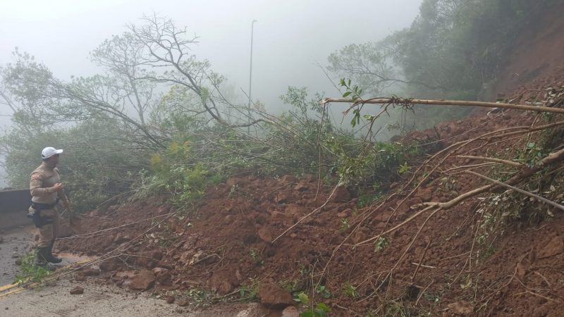 Desmoronamento bloqueia tr&acirc;nsito na Serra do Rio do Rastro – Foto: PMRv/Divulga&ccedil;&atilde;o/ND