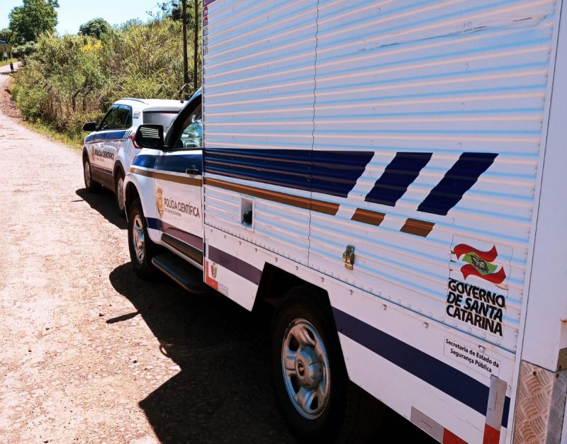 A Pol&iacute;cia Cient&iacute;fica e a Pol&iacute;cia Militar atuam para identificar a v&iacute;tima. – Foto: Pol&iacute;cia Cient&iacute;fica/ND