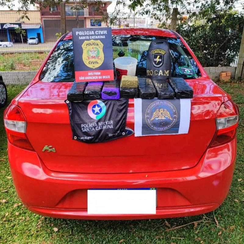 A pol&iacute;cia informou que os tabletes da droga estavam no assoalho do carro. &mdash; Foto: Pol&iacute;cia Civil/ND