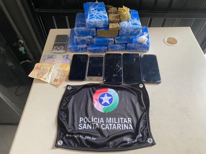 Homem &lsquo;cochila&rsquo; e acaba preso por tr&aacute;fico de drogas em Crici&uacute;ma – Foto: Pol&iacute;cia Militar/Divulga&ccedil;&atilde;o/ND