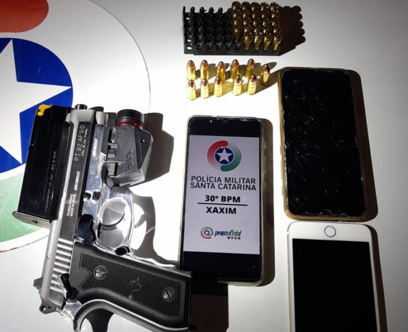 Um dos homens estava com uma arma e muni&ccedil;&otilde;es. &mdash; Foto: Pol&iacute;cia Militar/ND