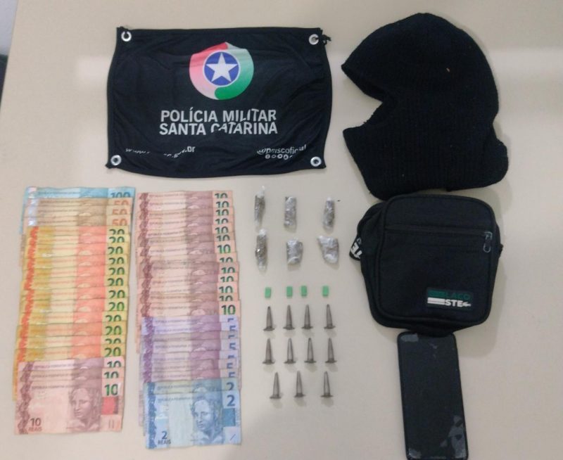 Opera&ccedil;&atilde;o apreende drogas e dinheiro com suspeito de participa&ccedil;&atilde;o em onda de assalto em setembro em Tubar&atilde;o – Foto: Pol&iacute;cia Militar/Divulga&ccedil;&atilde;o/ND