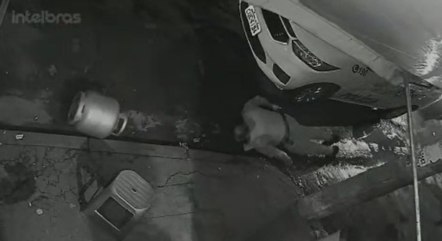 Soldado caiu desacordado ap&oacute;s ter a cabe&ccedil;a atingida – Foto: Reprodu&ccedil;&atilde;o/ND