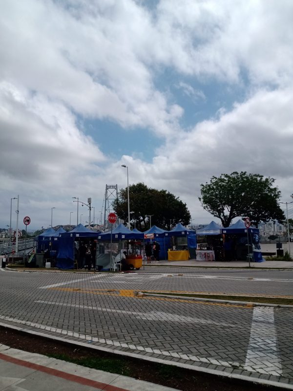 Barracas de lona foram colocadas no acesso insular &agrave; ponte Herc&iacute;lio Luz, em Florian&oacute;polis – Foto: Fabio Gadotti/ND