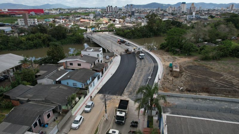 Estrutura est&aacute; em fase de finaliza&ccedil;&atilde;o e ter&aacute; quatro pistas para melhorar a mobilidade na regi&atilde;o mais populosa de Itaja&iacute; – Foto: Prefeitura de Itaja&iacute;/Divulga&ccedil;&atilde;o/ND