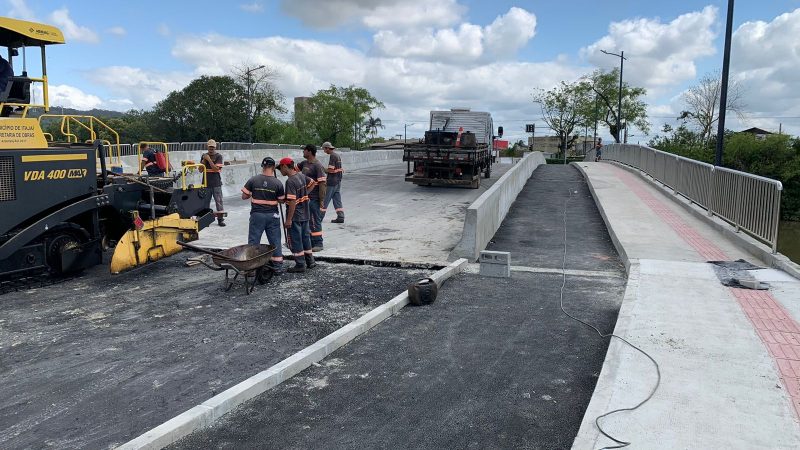 Ponte que liga os dois maiores bairros de Itaja&iacute; come&ccedil;a a receber pavimenta&ccedil;&atilde;o – Foto: Prefeitura de Itaja&iacute;/Divulga&ccedil;&atilde;o/ND
