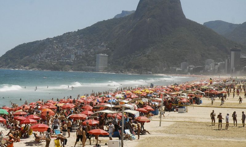 Constant robberies in Copacabana motivate a group of vigilantes in the region