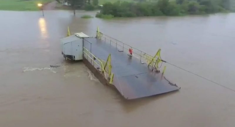 Balsa est&aacute; &agrave; deriva no Rio Chapec&oacute;, em Abelardo Luz. – Foto: Prefeitura de Abelardo Luz/Divulga&ccedil;&atilde;o/ND