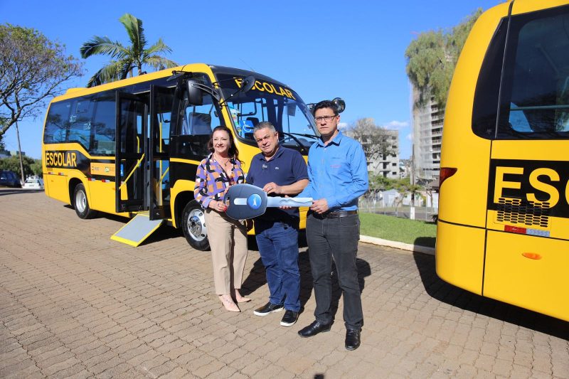 &Ocirc;nibus foram entregues &agrave; prefeitura. – Foto: Prefeitura de Chapec&oacute;/Divulga&ccedil;&atilde;o/ND
