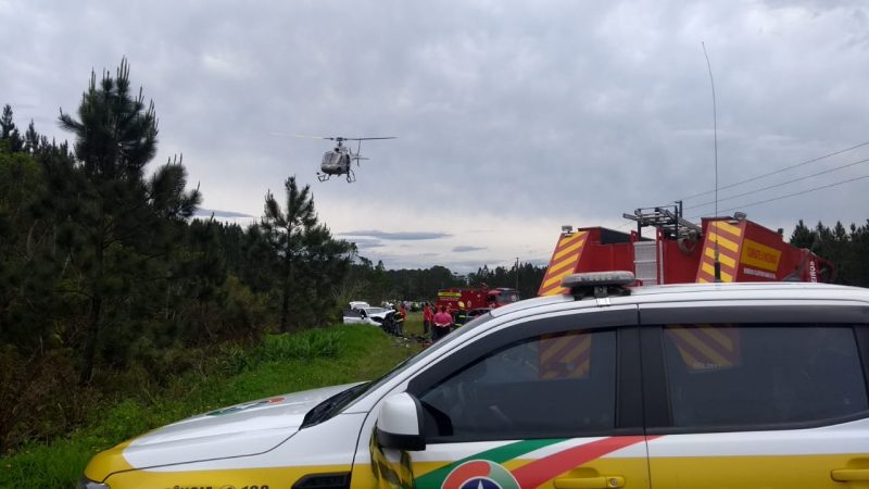 Mulher, outra vítima que estava no Fiesta, foi socorrida pelo helicóptero Águia da PM – Foto: Polícia Militar Rodoviária/Divulgação ND
