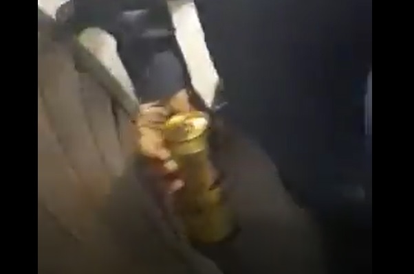 professor tenta esconder as latas de cerveja