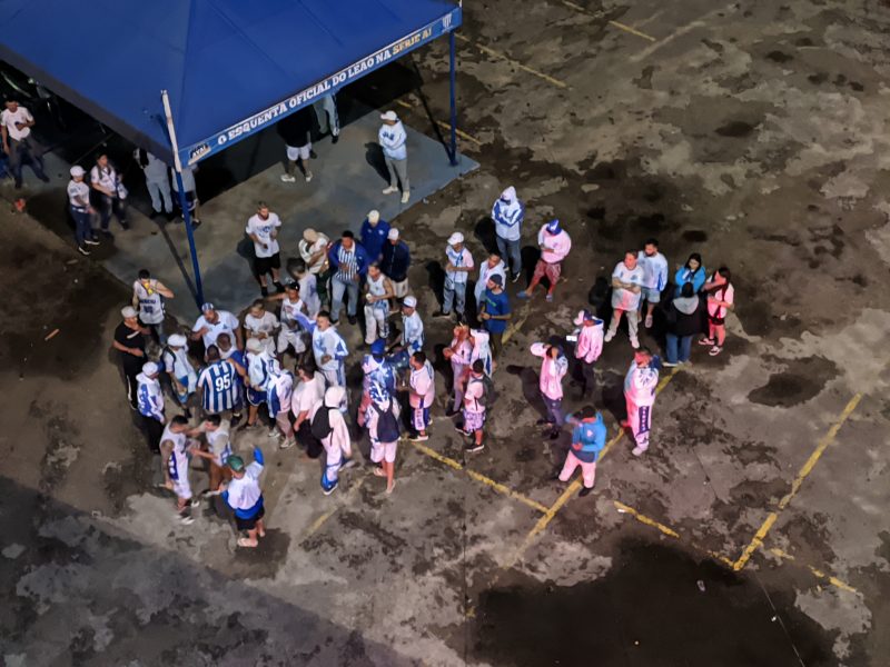 Torcedores protestam do lado de fora da Ressacada