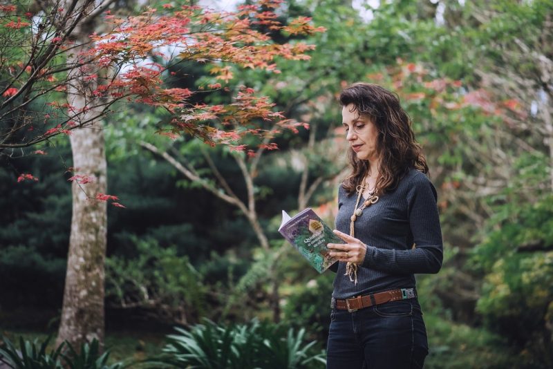 Livro da escritora joinvilense re&uacute;ne 20 contos – Foto: Adriano Fernandes/Divulga&ccedil;&atilde;o