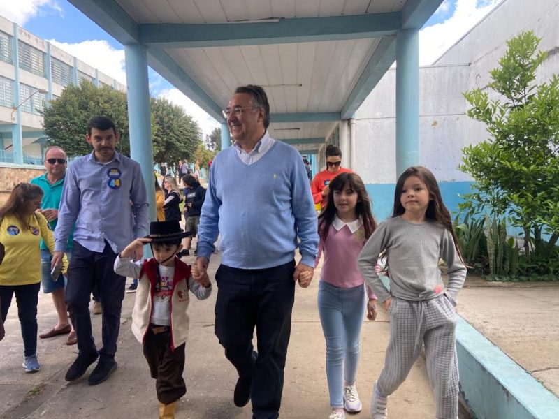 Raimundo Colombo ao lado dos netos &mdash; Foto: Claudia Pav&atilde;o/ND