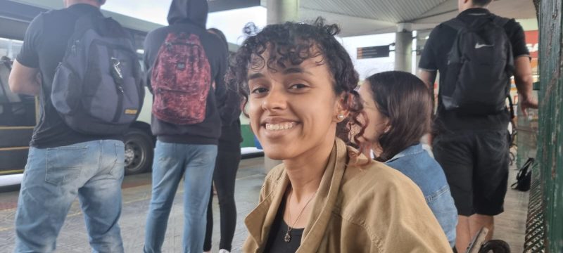 Raquel Rodrigues dos Santos, de 19 anos, pegou o &ocirc;nibus 45 min depois do esperado – Foto: Ana Schoeller/ND