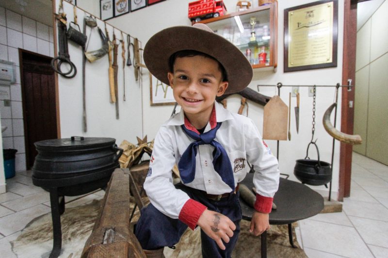 Ravi: R, de Roni, o pai, A, de Andresa, a m&atilde;e e Vi, de Vit&oacute;ria, a irm&atilde; de 22 anos do pequeno la&ccedil;ador – Foto: Leo Munhoz/ND