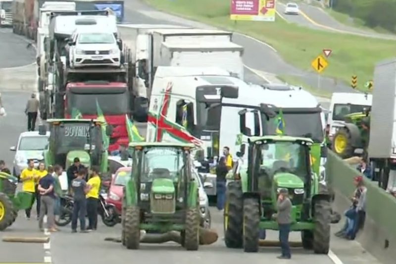 Trecho na BR-101 km 379 em Içara, Sul do Estado, está interditado em ambos os sentidos nesta segunda (31) &#8211; Foto: Reprodução