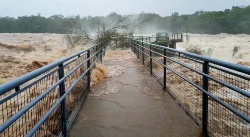 V&iacute;deos mostram a for&ccedil;a da &aacute;gua ap&oacute;s as chuvas. – Foto: Reprodu&ccedil;&atilde;o/Internet
