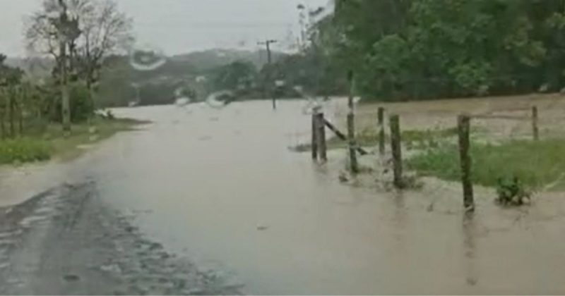 Acesso entre Pouso Redondo e Rio do Oeste est&aacute; interditado – Foto: Reprodu&ccedil;&atilde;o/Rede Web TV/ND