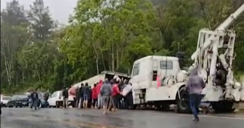 Moradores saqueiam carga de carreta tombada em Pouso Redondo – Foto: Reprodu&ccedil;&atilde;o/Rede Web TV/ND