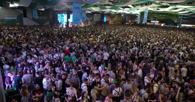 Multid&atilde;o lotou o Parque Vila Germ&acirc;nica no &uacute;ltimo s&aacute;bado (15) – Foto: Reprodu&ccedil;&atilde;o/Smart Filmes/Parque Vila Germ&acirc;nica/ND