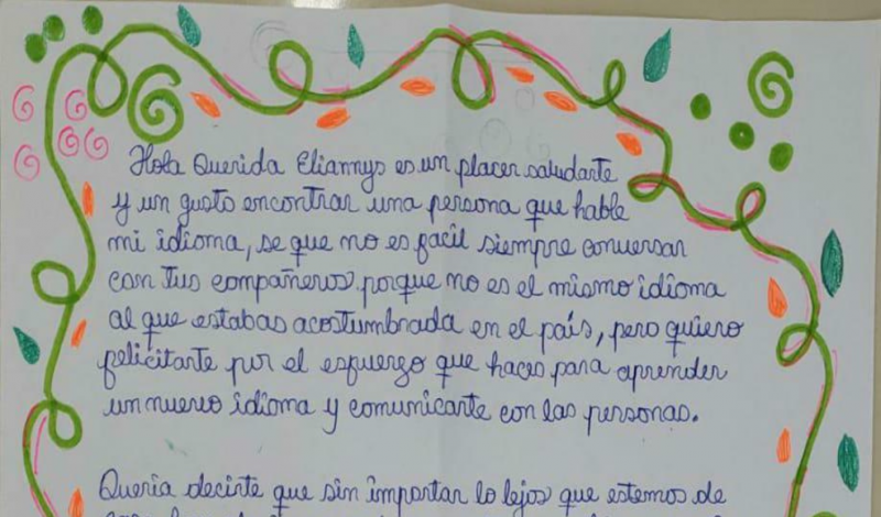 Estudante venezuelana em Joinville escreve cartas para acolher alunos estrangeiros na escola