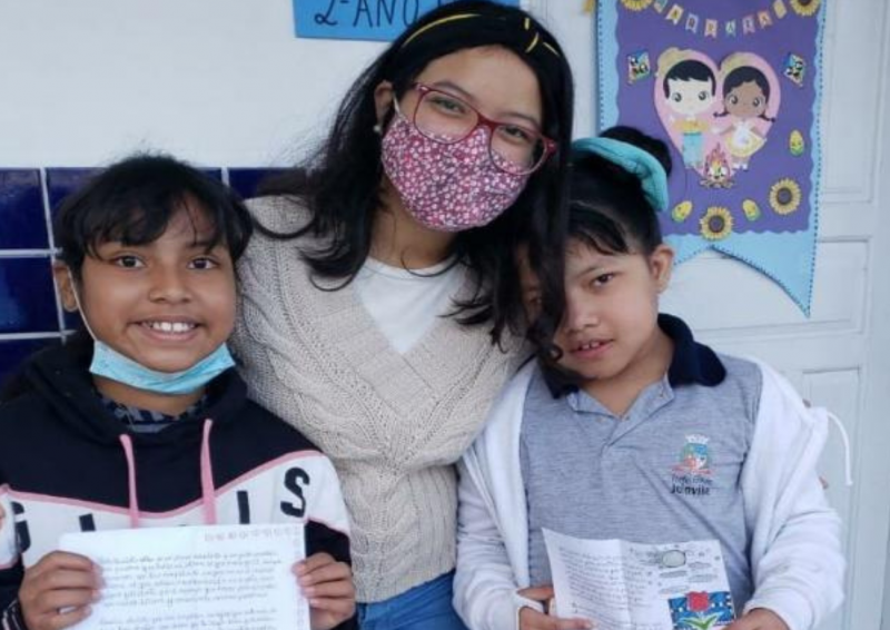 Estudante venezuelana em Joinville escreve cartas para acolher alunos estrangeiros na escola