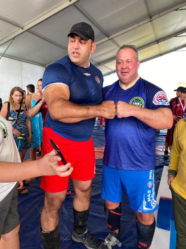 World Nomad Games: o “monstro” iraniano Reza Gheytasi, medalha de ouro e o brasileiro Ricardo Nort, que ficou com a prata na etapa Mundial de Mas-Wrestling – Foto: divulga&ccedil;&atilde;o